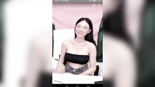 精选美女走光系列 漂亮美女主播胸罩不慎脱落露出二个大白奶子好尴尬 不作不死 不过我喜欢