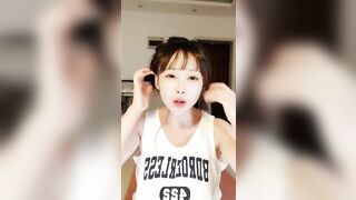 清纯美少女KIKI，腹肌马甲线，活力十足堪称喷水娃，大黑假屌猛插，边插边喷水，呻吟嗲嗲好听