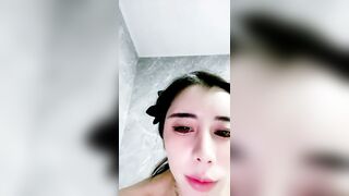 【挖井喷水】酒窝网红美女，爆乳大长腿，毛毛虫假屌插骚穴，大量喷水，开档丝袜假屌骑乘