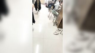 【女大学生宿舍的乐趣】首次微露脸 甜美乖巧邻家风，沉浸式当着舍友面自慰直播