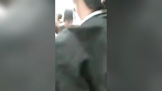 山沟沟的爱情故事 原配打小三 当着全村男女老幼的面光着大屁屁被追着打 最后这小三是不是跳崖了