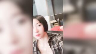 露出还得看这美眉 大奶子 大乳头 无毛肥鲍鱼 关键胆子也大还露脸 喝着KFC大胆露出