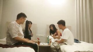 2022-8-18【换妻传媒】交换4P拍摄失败，回酒店福利场，舔屌吸吮骑乘位，扭动大屁股