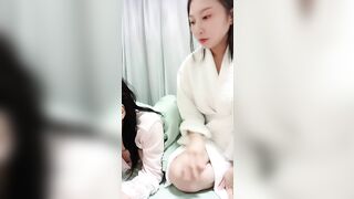 巨乳奶妈和亲妹妹一起下海 ：奶大与奶小的，奶奶的穴更黑哈哈