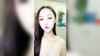 肉肉的丰满10级甜美轻少妇，全程高冷的感觉 跳蛋自慰，虽然自慰有点敷衍 但耐不住甜美漂亮