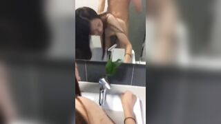 美眉在卫生间被男友像母狗一样撅着屁屁后入 啊啊 不要 身材高挑 小贫乳 表情很享受 最后口爆