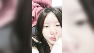 甜美乖巧邻家妹妹！聊的开心给大家看逼！特写小骚逼，毛毛比较砸乱，拨弄掰开家里没道具