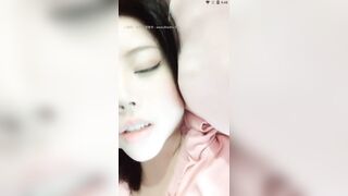 新鲜出炉 美乃滋凌晨门票房~天不亮醒来发豪~直播大秀露三点诱惑~B里塞跳蛋震击淫穴