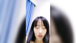 00后小奶妈挤奶水给狼友喝，全程露脸陪狼友互动撩骚，揉奶玩逼掰开骚穴给狼友看，自己抠逼浪叫看着好刺激