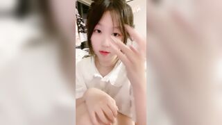 小小年纪傲人胸部露脸美少女独自在家露脸自慰掰穴，美甲手指掰穴白浆渗出