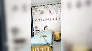 水宜方SPA按摩养生会所里的黑丝小少妇，让大哥在床上按摩撩骚揉奶玩逼，大鸡巴插入多体位蹂躏爆草干瘫床上