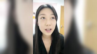 绿播女神下海！收费房自摸！贫乳性感翘臀，大屁股对镜头摇摆，张开双腿看骚穴