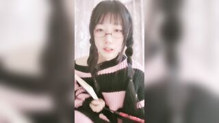 极品尤物美少女！清纯系天花板！双马尾一脸呆萌，给大家小秀一波，脱下内裤看穴，一线天白虎馒头B