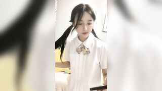 顶级尤物美少女！双马尾JK装！活力十足超甜美，肥唇小穴瓶子自慰，洞口磨蹭一下插入