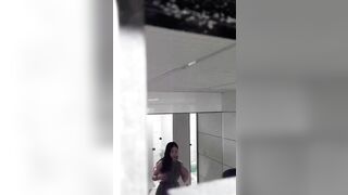 潜入公司女厕偷拍漂亮的美女前台 人很漂亮就是B有点黑