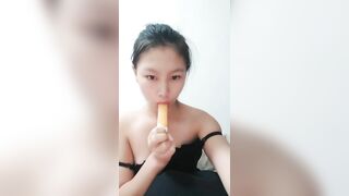 难得一见极品美穴新人乖巧妹子，撩起裙子没穿内裤，翘起完美屁股菊花吸烟 ，拿出玻璃黄瓜爆菊花 ，掰穴极度诱惑