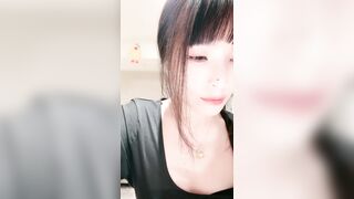 极品风骚美御姐！性感黑丝照镜子自摸！无毛肥唇美穴，换上情趣装半脱丝袜，按摩器震穴极度淫骚