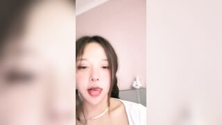 极品尤物网红女神！丰乳肥臀爆炸身材！眼镜女仆装，性感开档丝袜，翘起美臀露肥穴，自摸骚穴跳蛋自慰