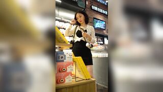 商城偷窥漂亮小姐姐 短发美女骚丁卡着大屁屁好性感