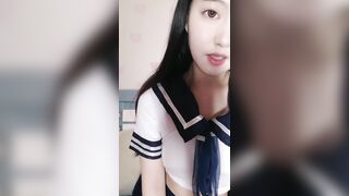 想要爸爸抱！大眼睛颜值美女！学生制服诱惑，没穿内裤掰穴特写，假屌快速抽插，爽的娇喘呻吟