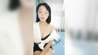 气质不错的骚女，丝袜高跟露脸诱惑狼友，听指挥掏出骚奶子揉捏，慢慢脱光自慰逼逼呻吟，浪叫不止精彩别错过