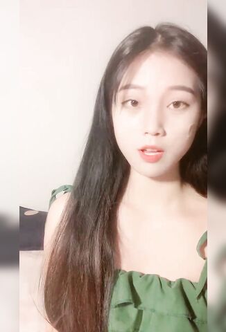 大学甜美学妹！近期下海性格活泼！收费房小秀一波，撩起衣服贫乳，骚穴特写，翘起屁股摇摆