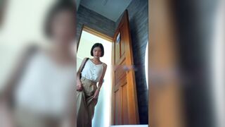 女厕全景偷拍少妇的极品一线小美鲍