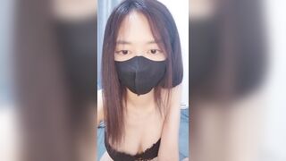 新人甜美少女！苗条身材美乳！揉捏抖动，双指插入猛扣，手法非常熟练，翘起屁股后面扣弄