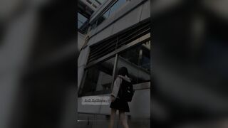 大神一路跟踪尾随偷拍没穿内裤的美女前台 还是一个无毛小骚逼