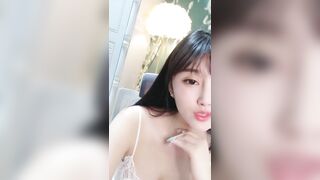 清新小美女【咪叮】袒胸露背，迷人的脸蛋，揉奶玩奶头，掰开两瓣阴唇玩淫穴 这洞口渴啊！