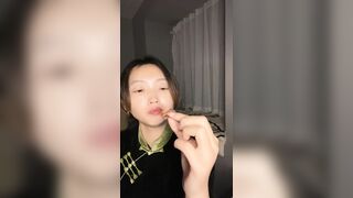 旗袍气质小少妇！下海第二天！刷礼物给你们秀秀，床上脱掉扭屁股，肥穴怼在镜头前，难得一见超粉嫩穴