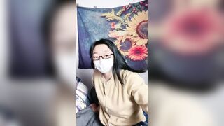 肤白貌美颜值高极品尤物大秀直播诱惑狼友，坚挺圆润的骚奶子粉嫩的逼逼，表情好骚双道具蹂躏逼逼，高潮不断[