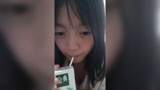 萌萌的纯情小妹，全程露脸镜头前直播赚外快，跟狼友撩骚互动，超级可爱，玩弄假鸡巴抽插小嫩穴精彩又刺激