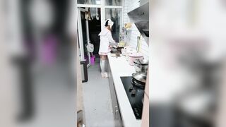 粉粉小厨娘做饭时被爸爸抱腰后入，小白袜玛丽珍鞋 超可爱的LO裙小女仆，又是被主人中出的一天