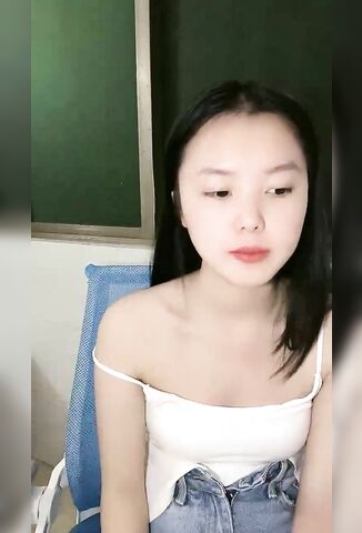 清纯女大小瑜，超清纯小学妹，不开美颜，颜值不错大奶粉逼淫声荡语互动撩骚，揉奶玩逼