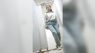 大神潜入技校女厕全景偷拍多位漂亮学妹的极品美鲍