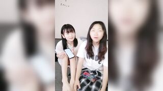 -美少女姐妹花，4P大战名场面，一人一个操穴，张开双腿一顿输出，妹妹太紧有点疼，抹上润滑油操