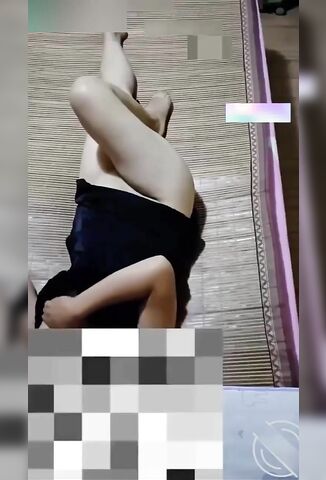 【母子乱伦】妈妈自慰儿子偷看和妈妈乱伦自拍泄露，强上风韵犹存老妈