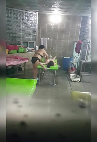 澡堂子内部员工偷拍 几个白白嫩嫩正在搓背的美少妇