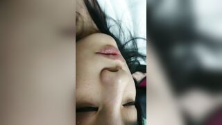 云盘高质露脸泄密！清纯漂亮美少女被老司机男友出租房调教成小母狗，日常抠B玩肏妹子又痛又爽的嗲叫