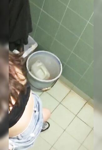 -KTV女厕偷拍一对饥渴的情侣在里面啪啪胆子真大