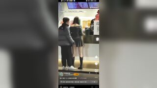 古茗店前情侣，男生直接把手伸进女生裙子里摸，估计是个骚货