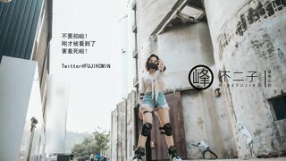 最新巅峰颜值超人气新晋推特露出网红女神▌峰不二子 ▌美穴塞入跳蛋玩滑下体都湿透了 男厕帮路人小哥哥解决翘硬肉棒50P1V