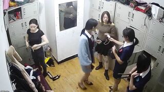 稀缺黑客破解高端会所换衣间摄像头偷拍陪酒小姐上下班更换衣服有几个露奶的小姐貌似还不错 (1)