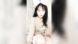 清纯系天花板嫩妹小小卡哇伊兔耳朵 ，半脱下内裤揉捏奶子 ，掰开蝴蝶逼粉穴 ，毛毛挺浓密 ，跳蛋震动麻麻的好痒