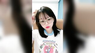 长相可爱的清纯面孔美少女，手指自慰，屁股很翘