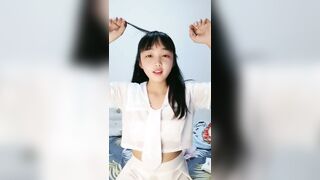 年轻小妈咪，生完孩子出来挣奶粉钱了，露脸娇小可爱，揉着小奶子自己抠骚穴，淫水还是那么多，听狼友指挥