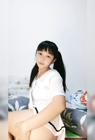 年轻小妈咪，生完孩子出来挣奶粉钱了，露脸娇小可爱，揉着小奶子自己抠骚穴，淫水还是那么多，听狼友指挥