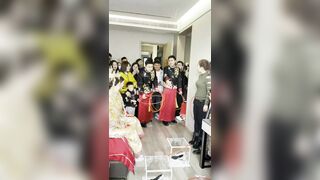 【极品稀缺 新娘伴娘】情趣婚纱孕拍哺乳私密照+婚礼闹洞房+恶整新郎新娘结婚典礼 女人最美的一刻 高清720P版 (13)