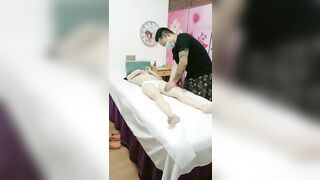 爱装纯的骚女人按摩店享受小哥的特殊服务，让小哥抠逼按摩棒玩弄骚穴搞的直流淫水，口交大鸡巴多体位放肆插